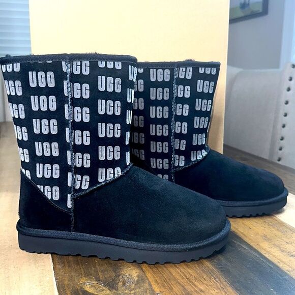 UGG CLASSIC Short II UGG GRAPHIC Boots - Picture 1 of 8